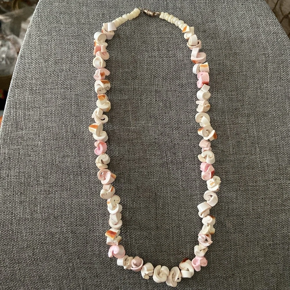 Vintage 70s Natural Spine Spiral Shell Choker Necklace